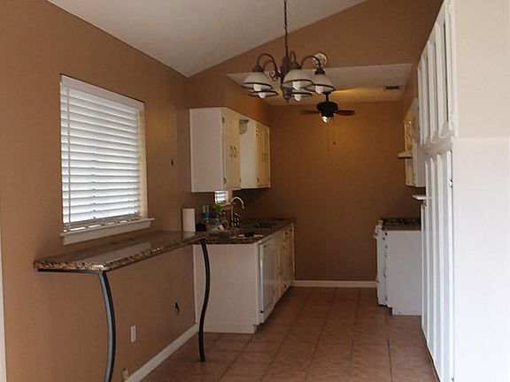 Granite counters & built-in bar.