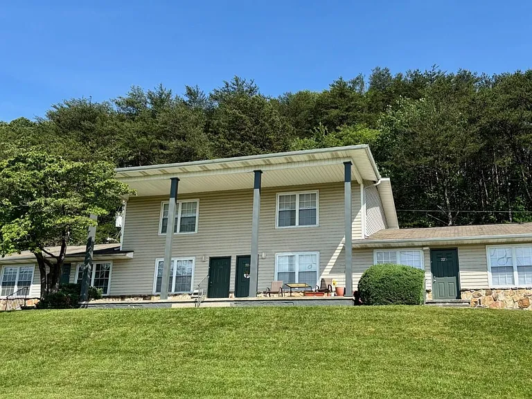 Carriage Hill Apartments — Photo 9