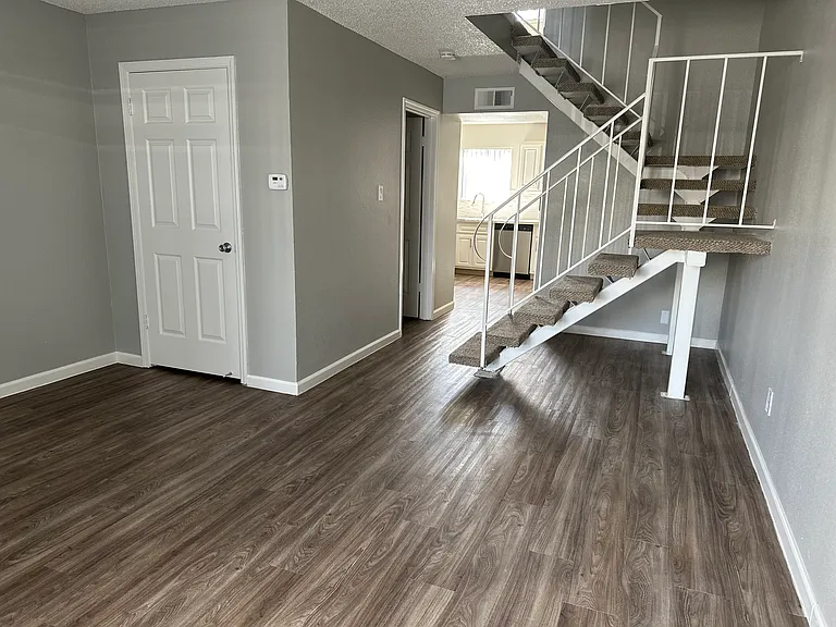 Pointe Townhomes — Photo 9