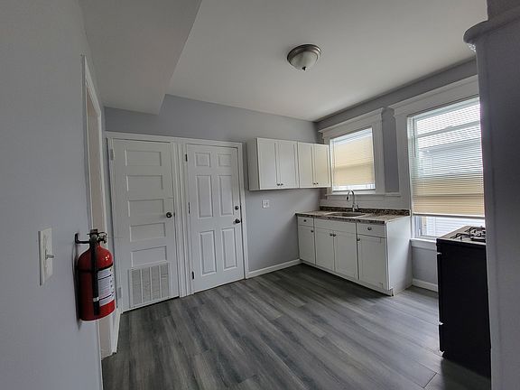 3rd image of 925 S 19th St #22