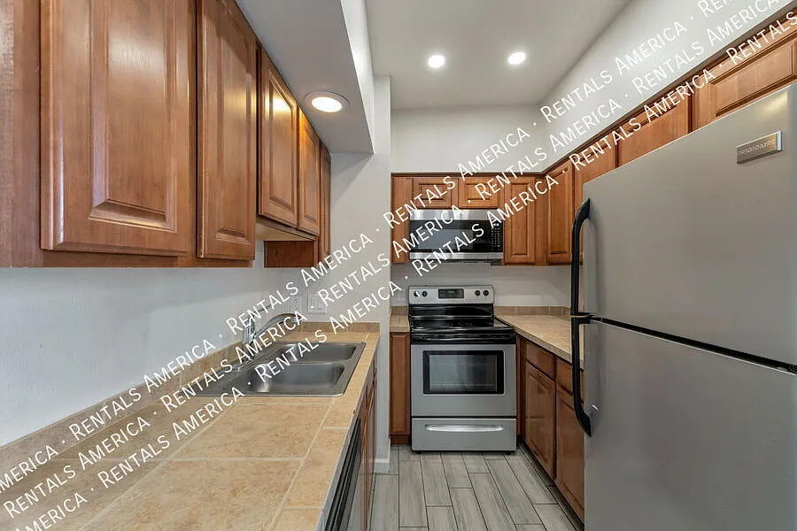 Move-in-ready 2 bedrooms and 2 baths condo in the heart of Tucson — Photo 2