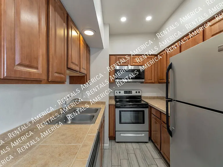 1810 E Blacklidge Dr #322 — Photo 2