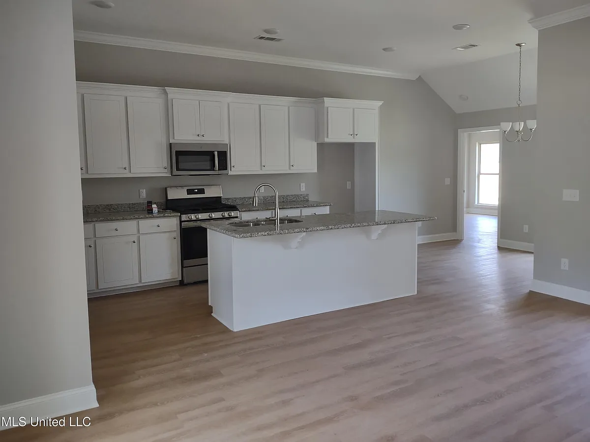 Building Photo - 560 Silver Hill Dr