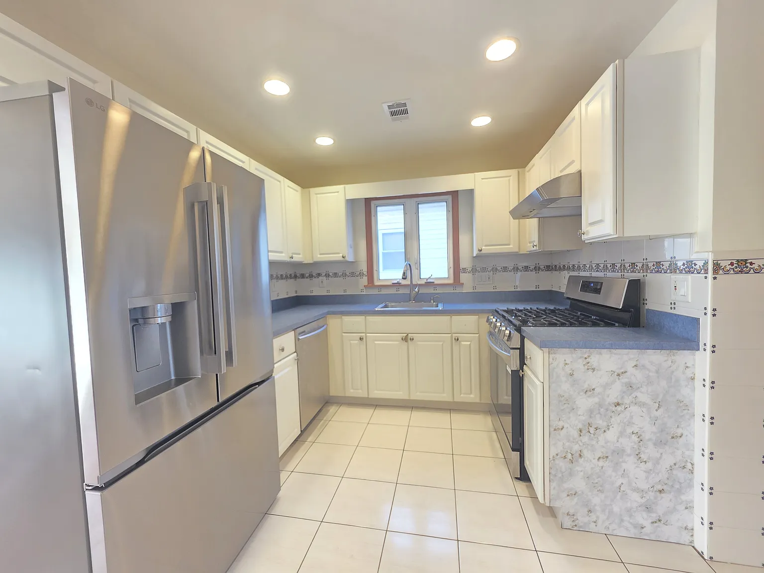3 bed, $2,400 — Photo 2