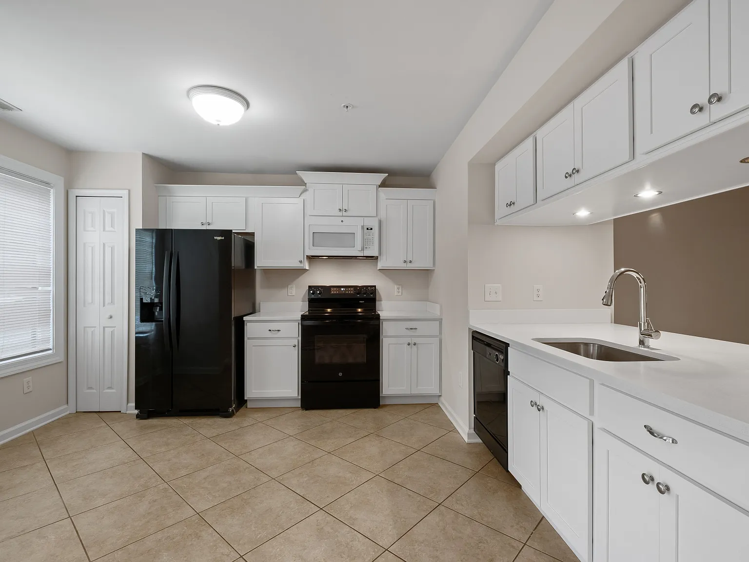 3 bed, 2.5 bath, 1440 sqft, $2,400 — Photo 2