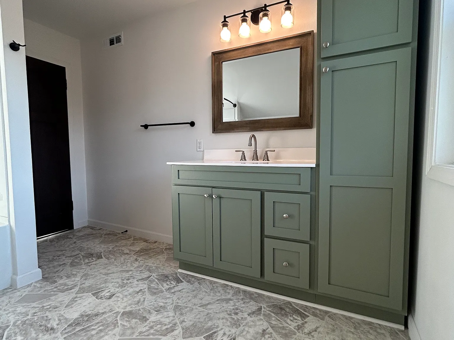 4 bed, $1,500 — Photo 4