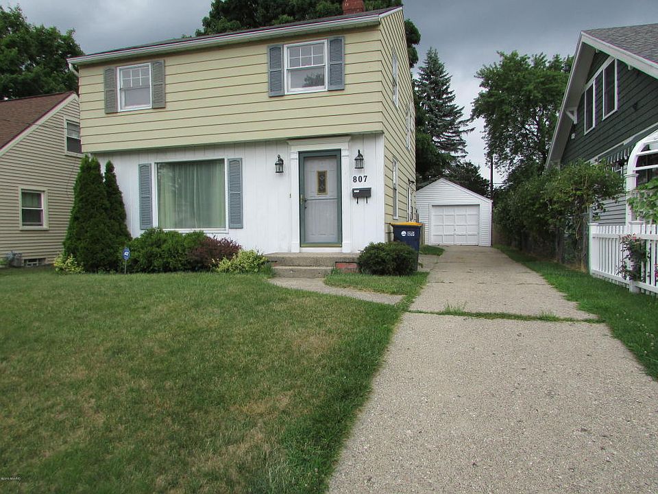 1st image of 807 Eleanor St NE