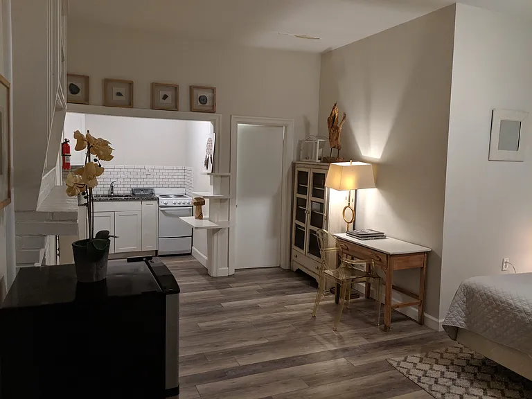 200 E Maxwell St — Photo 2