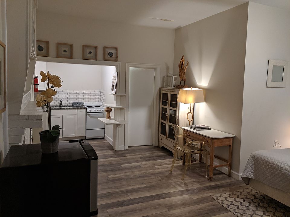 2nd image of 200 E Maxwell St #4