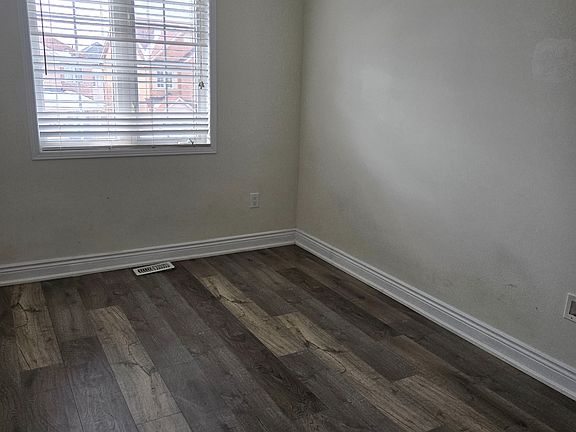 3rd image of 110 Crystalview Cres