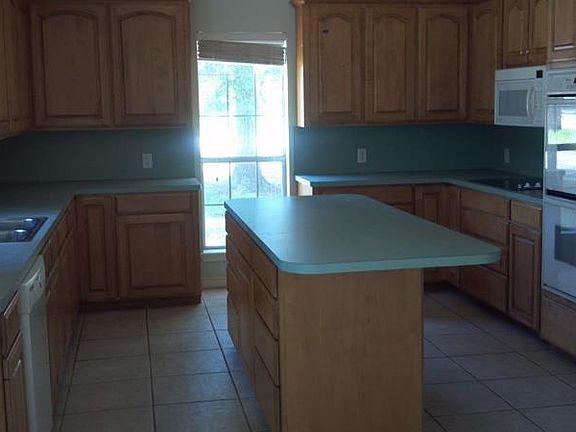 3rd image of 806 Oakwood Dr