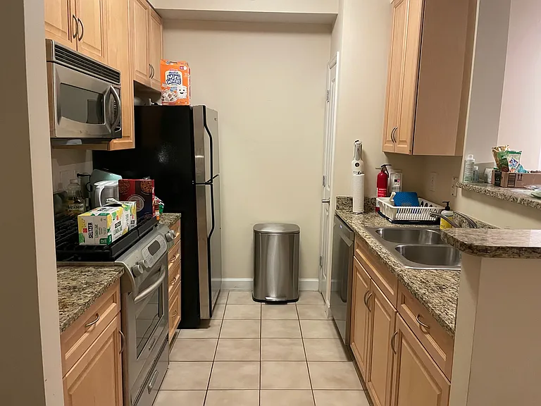 Fully equipped kitchen with Range, Microwave, Dishwasher, Refrigerator, and ice maker. View-1