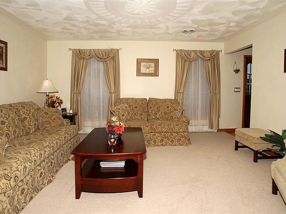 5th image of 429 Country Knoll Dr