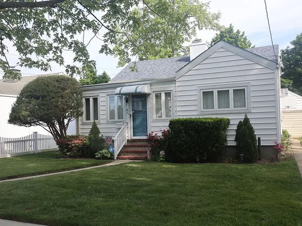 22 Alice St, Merrick, NY 11566