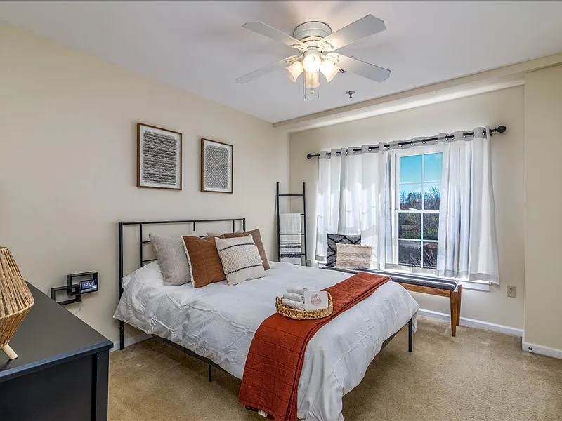 2 bed, 1044 sqft, $1,600 — Photo 1