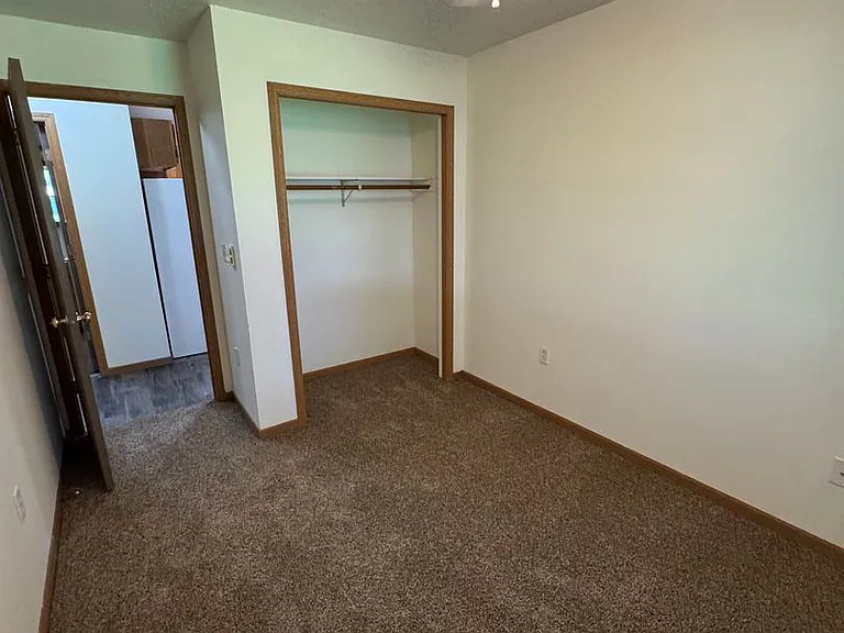 PIONEER BLUFF APARTMENTS — Photo 10