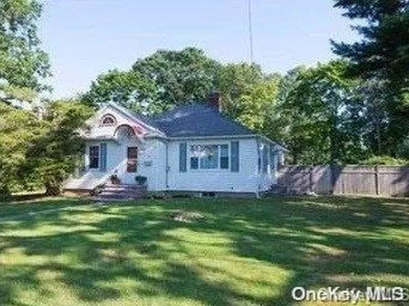 15 W Adams Street, East Islip, NY 11730