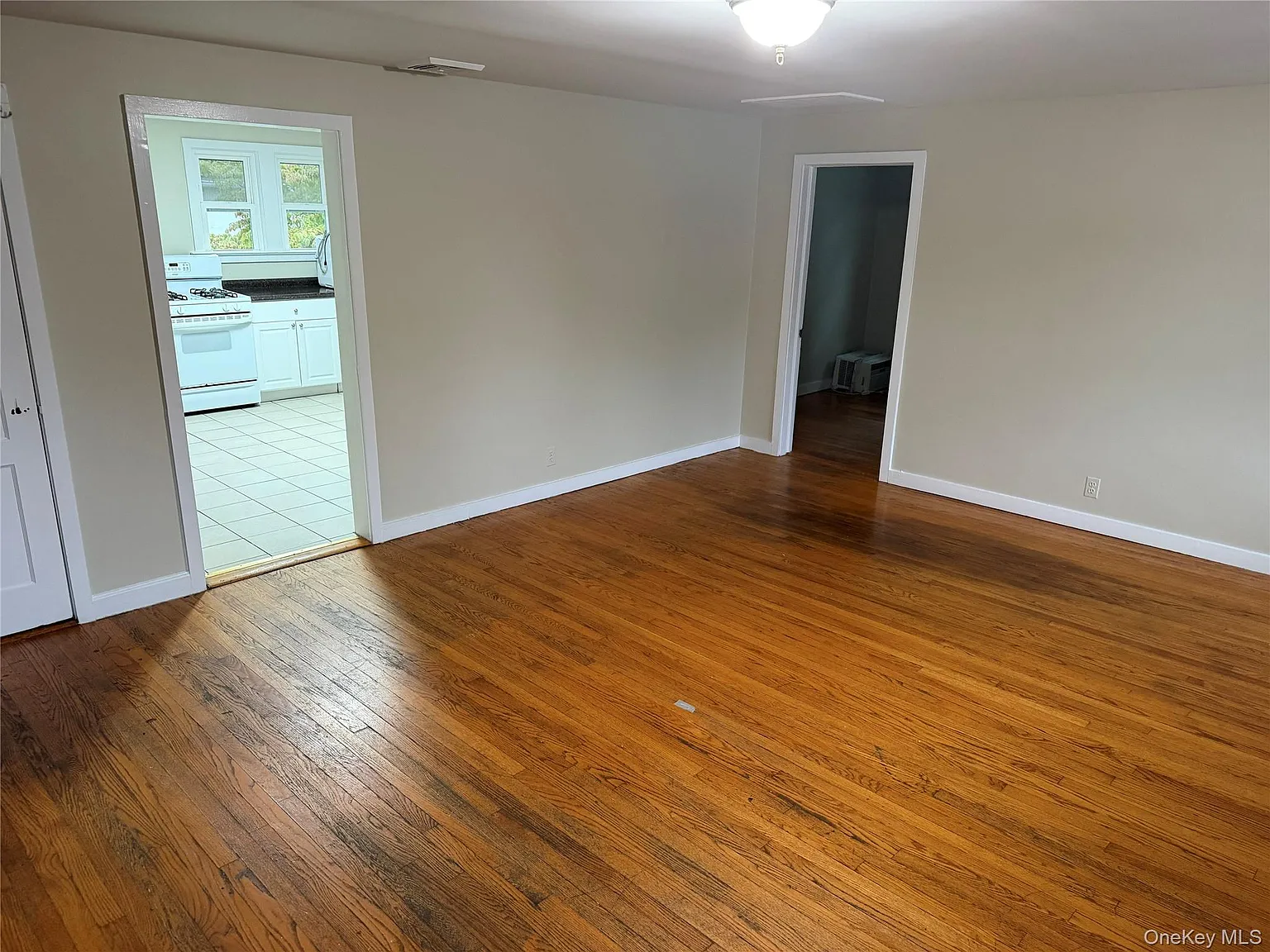 3 bed, 1.0 bath, 1200 sqft, $2,700 — Photo 3