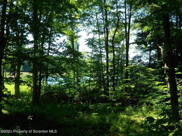 14 Prince Edward Dr, Gouldsboro, PA 18424