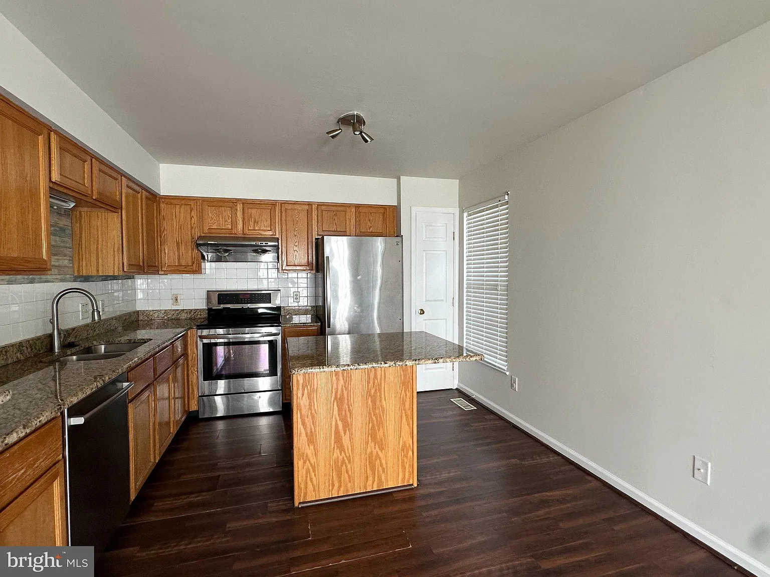 3 bed, 2.0 bath, 2395 sqft, $2,500 — Photo 4