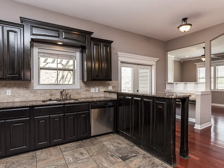 525 N Rupple Rd — Photo 3
