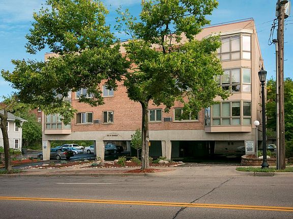 3rd image of 504 Franklin Ave W #2D
