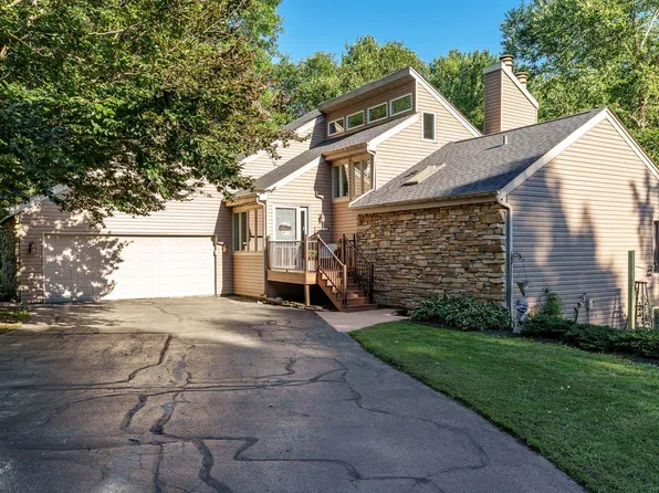 8383 E Crockett Rd, Roscoe, IL 61073