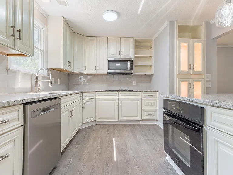 108 Dutch Dr — Photo 8