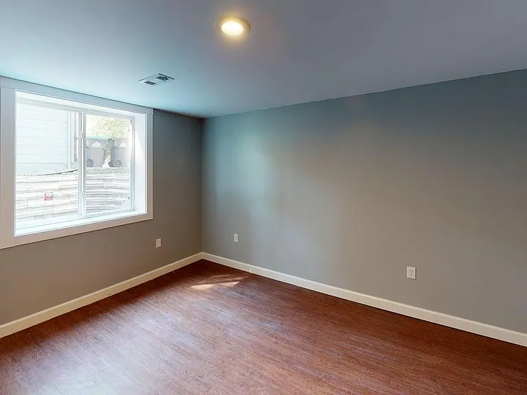 300 SE Chicago St — Photo 11