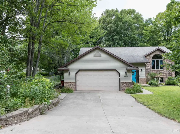 2132 Montgomery St, Marquette, MI 49855