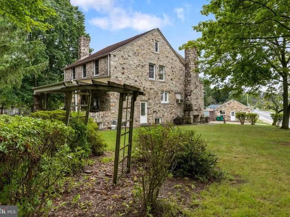 798 Valley Rd, Enola, PA 17025