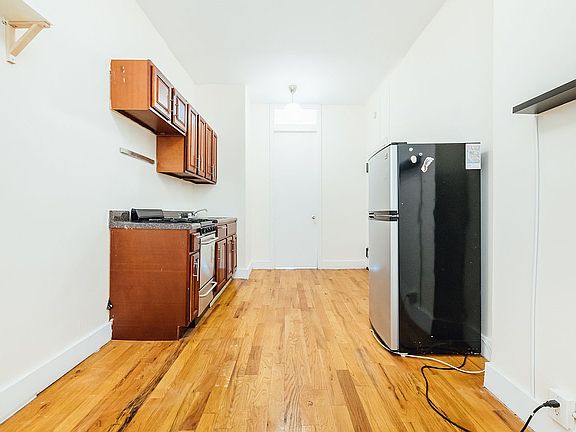 4th image of 142 Scholes St APT 1