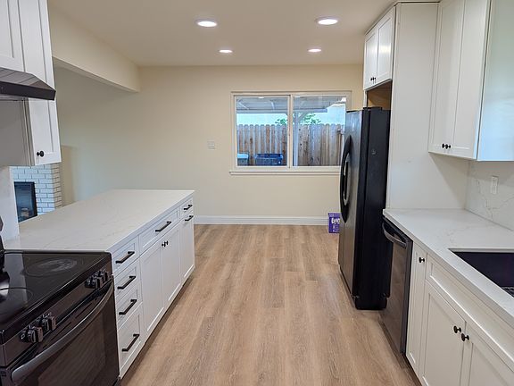 3rd image of 627 W Scott Ave