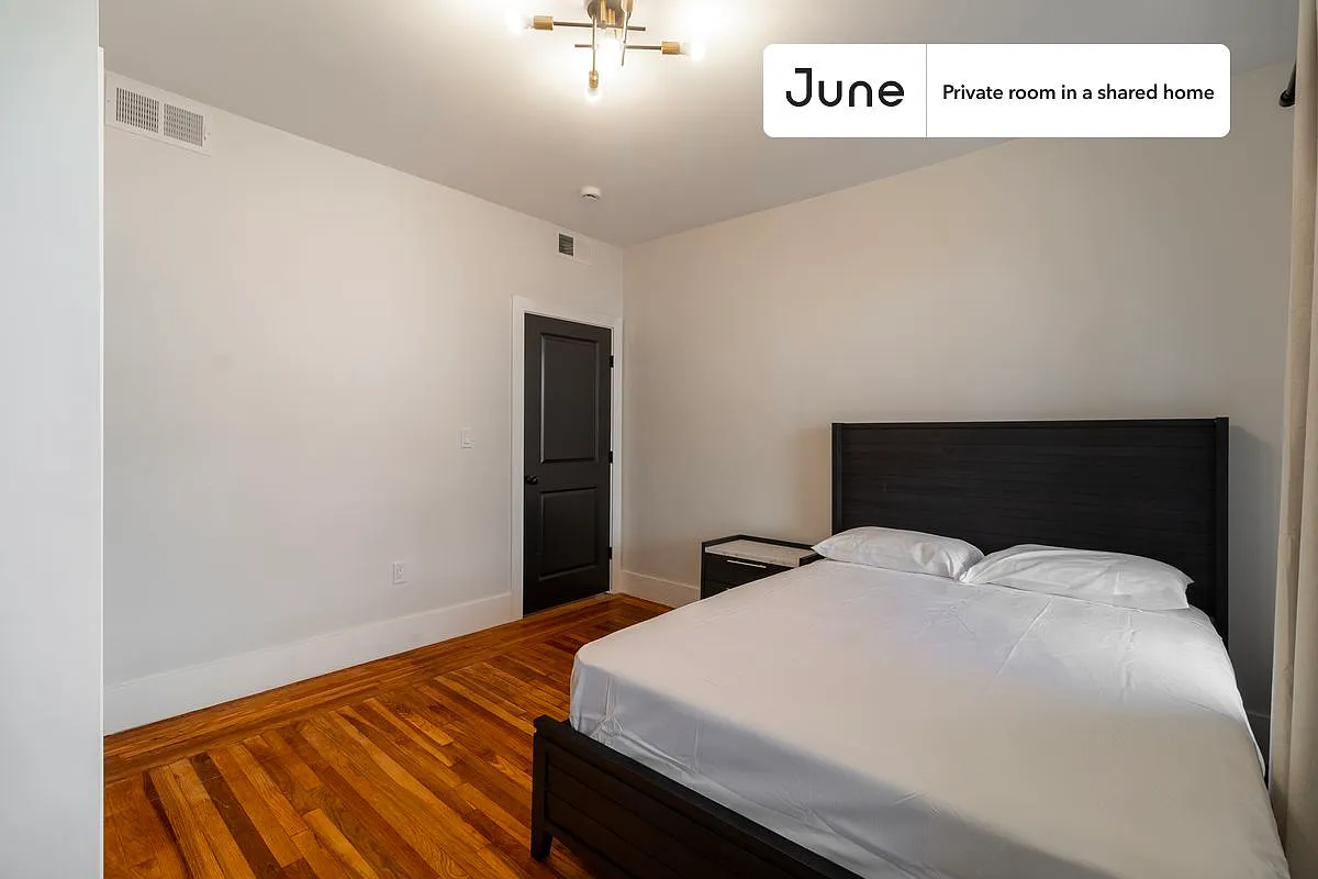 Queen bedroom in 5 bed/2 bath home in Roxbury #1900 D — Photo 2