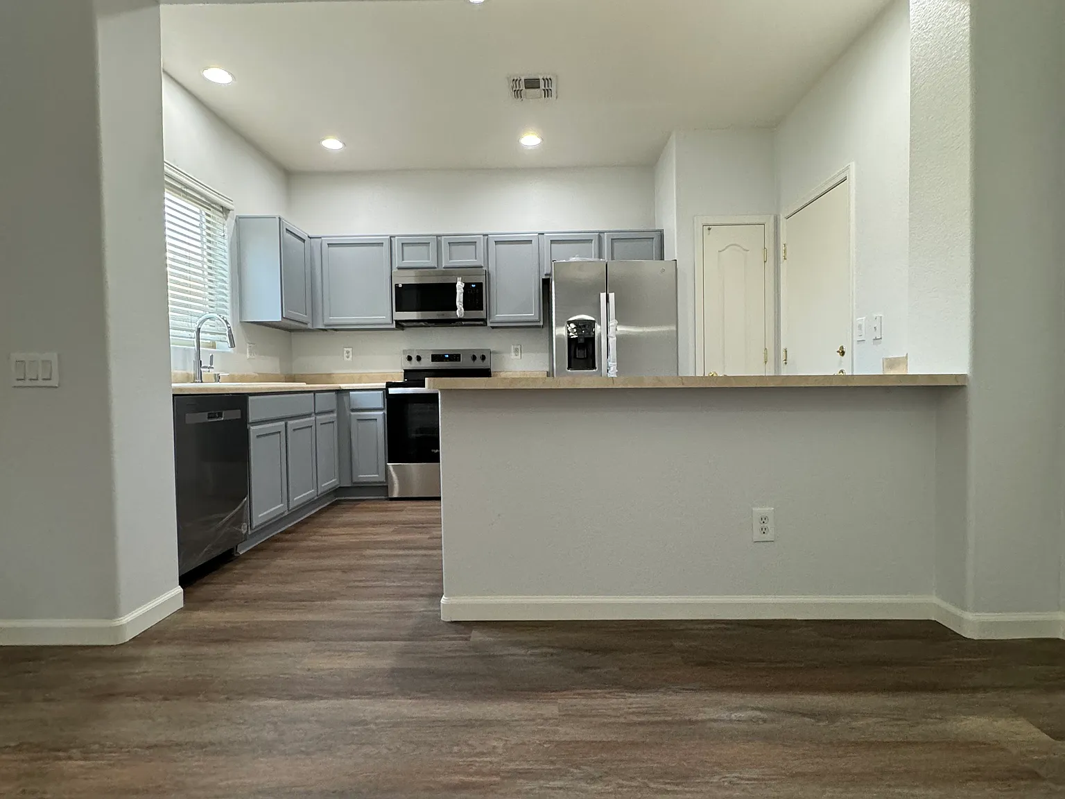 951 E Cherry Hills Dr — Photo 1