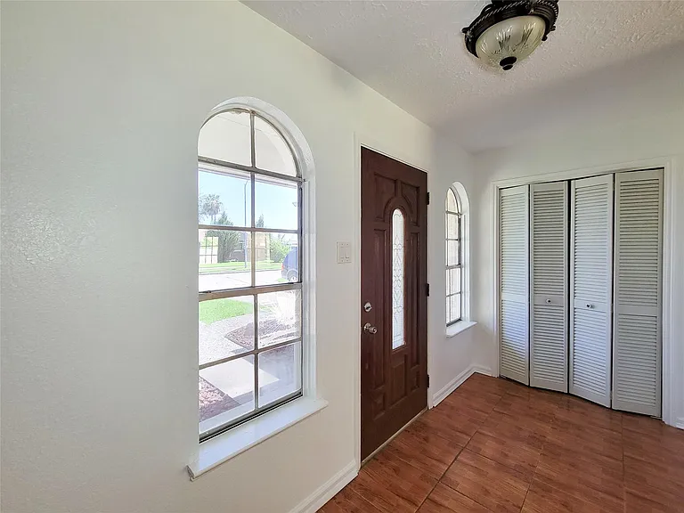 409 S Travis St — Photo 4