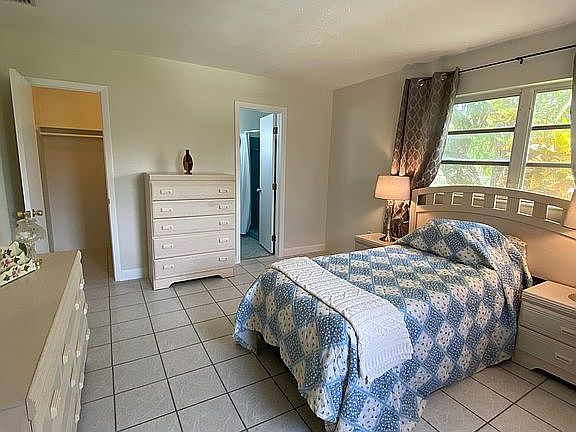 Master w/ walk-in clst, bath