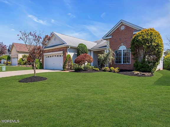 3rd image of 39 Baltusrol Drive