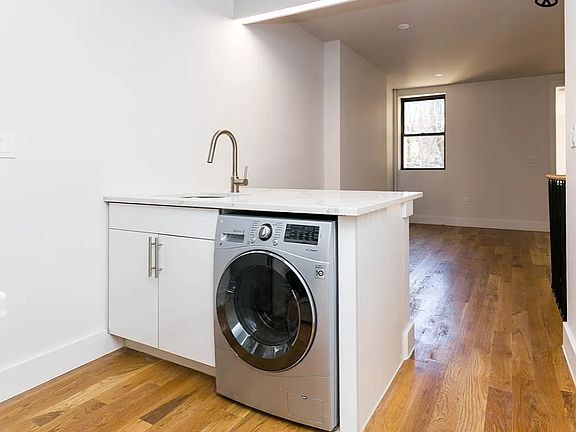 3rd image of 556 Bainbridge St APT 2L