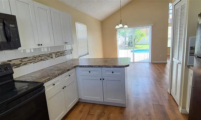 2411 Berkshire Ct — Photo 9