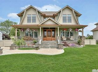 237 Eaton Ln, West Islip, NY 11795