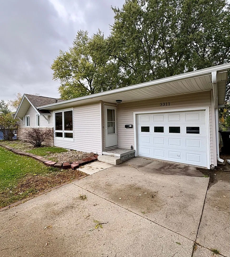 4 Bedroom 2 Bathroom House Available for Rent! — Photo 1