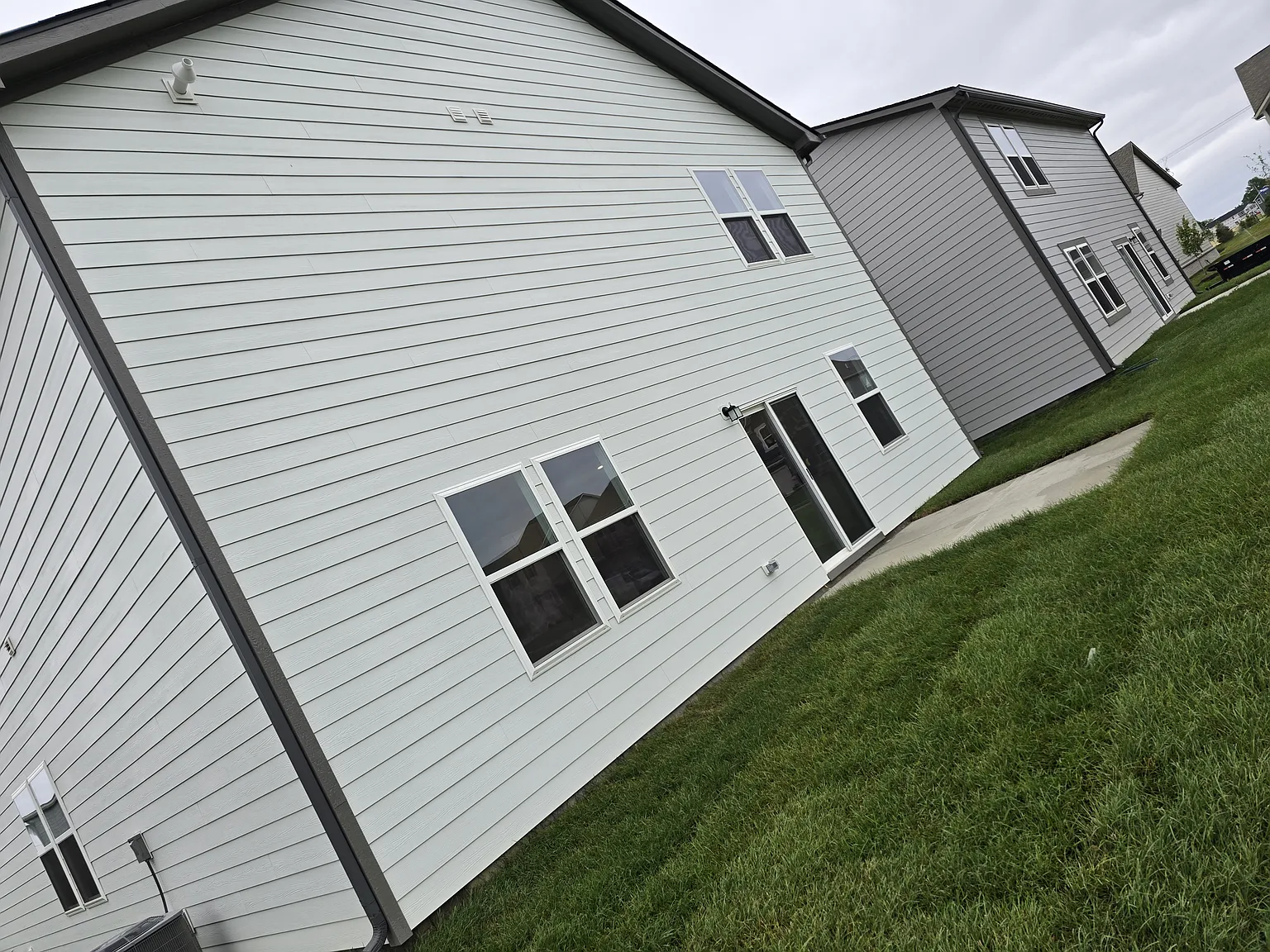 5 bed, 2736 sqft, $2,600 — Photo 4