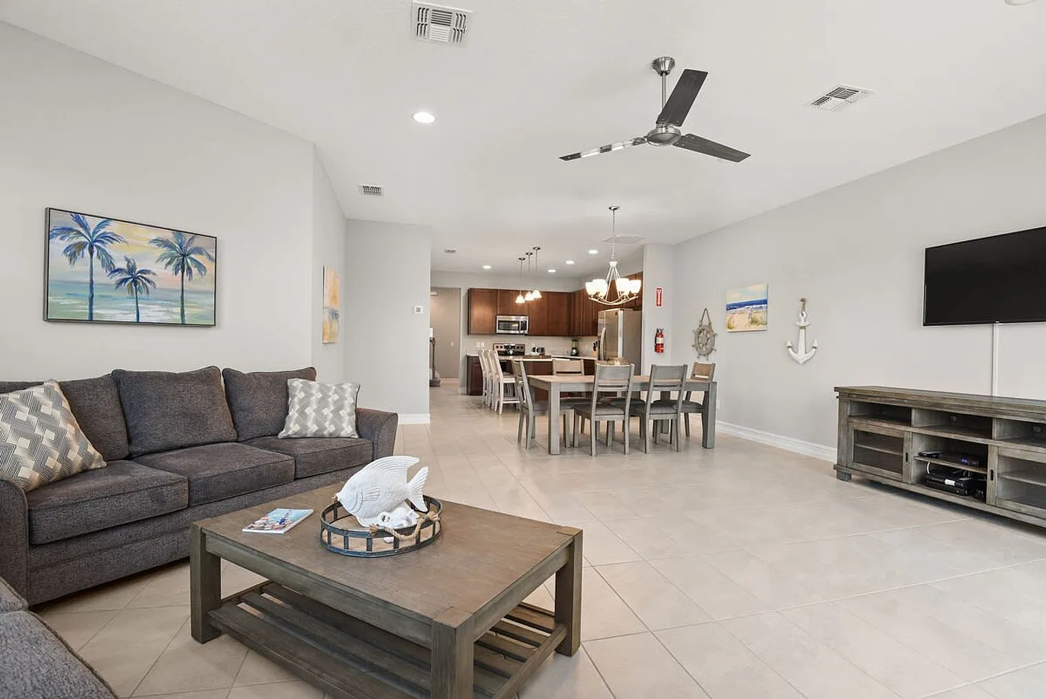 5 bed, 4.0 bath, 3541 sqft, $5,275 — Photo 3