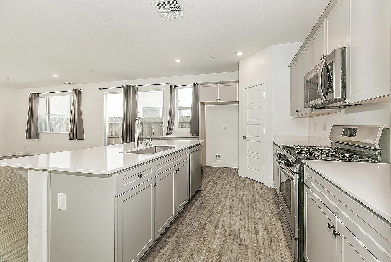 5 bed, 3403 sqft, $3,500 — Photo 4