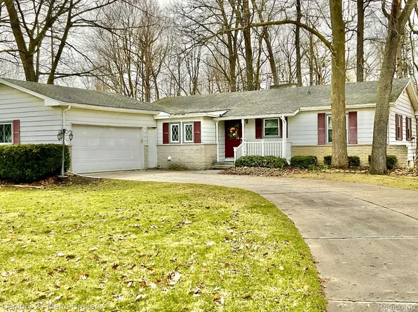 4192 Knollwood Dr, Grand Blanc, MI 48439