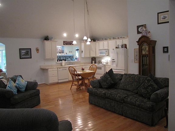 4th image of 121 Forest Dr