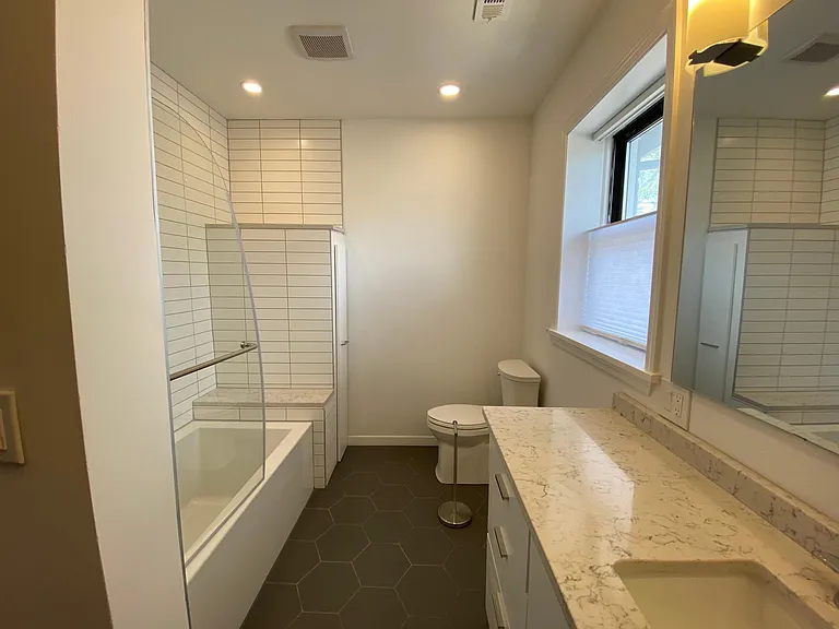 2704 Charlotte St — Photo 15