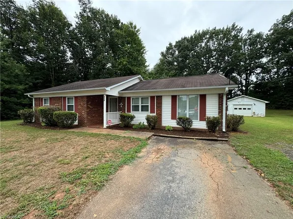 218 Ravenwood Ct, King, NC 27021