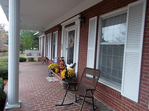 2nd image of 976 E Poplar Ave